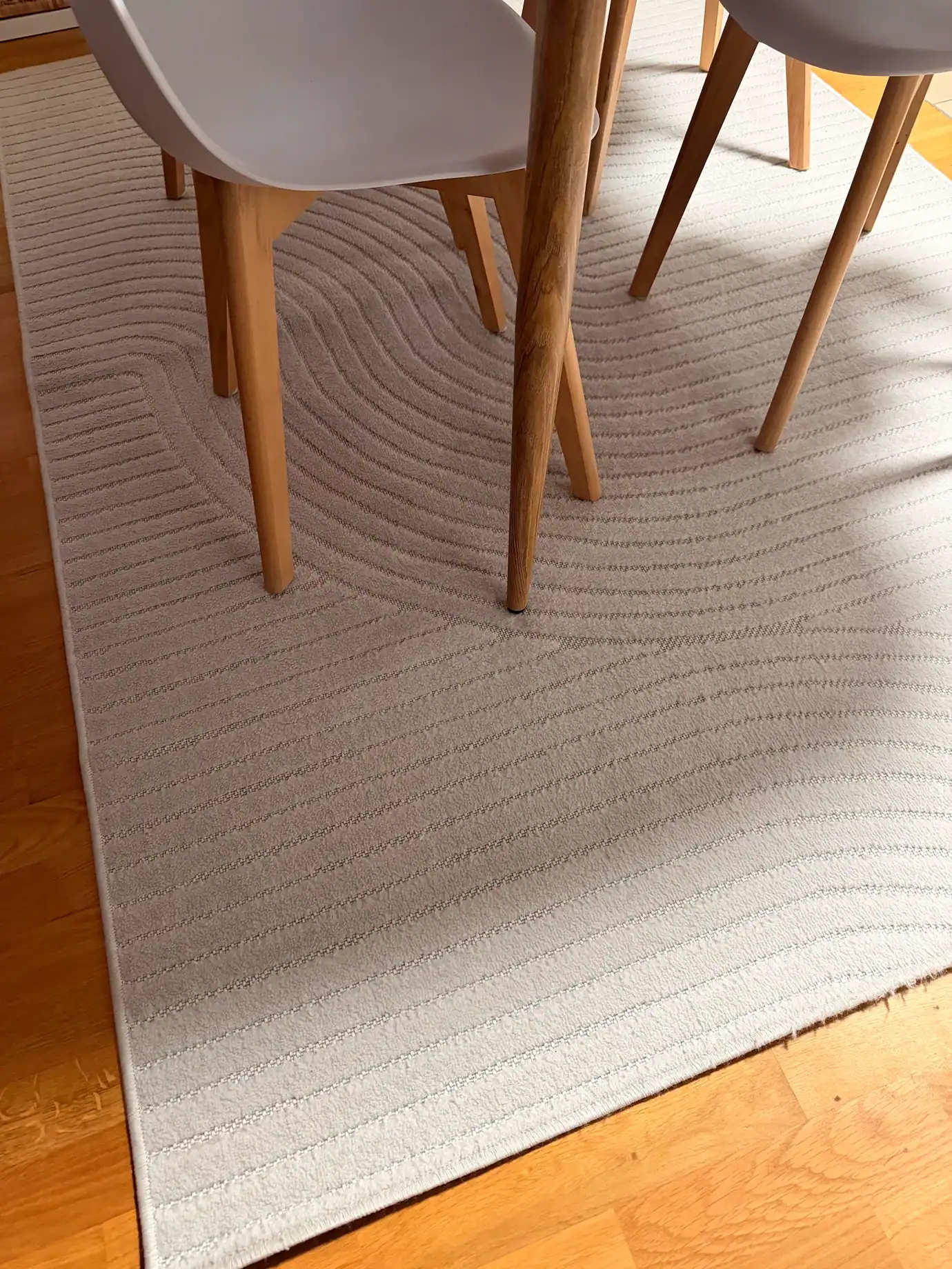 Tapis beige à relief sous une table de salle à manger